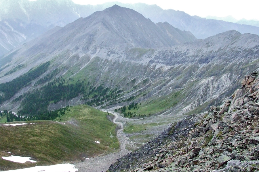 Вид с перевала Василек на долину левого притока реки Крутая