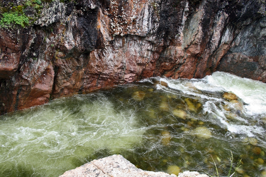 Вода Холбы в каньоне
