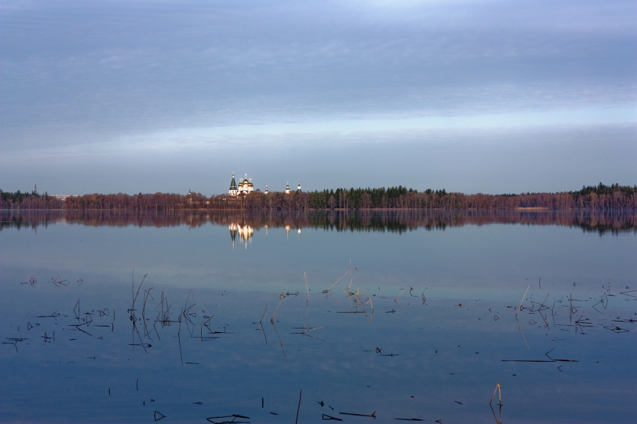Утро на Валдайском озере. Вдали Валдайский Иверский мужской монастырь