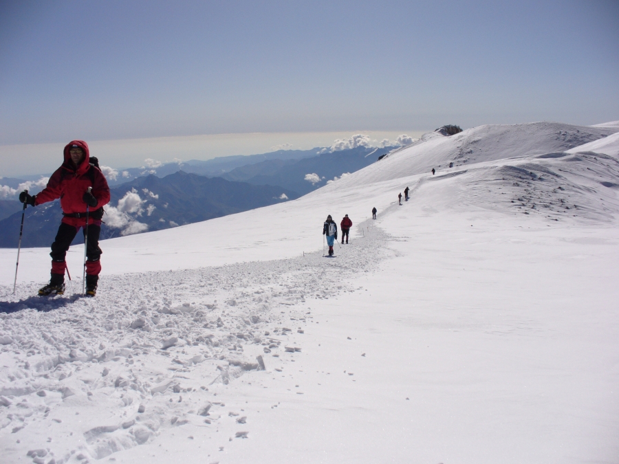 Западная вершина Эльбруса. Путь до места, обозначающего вершину.