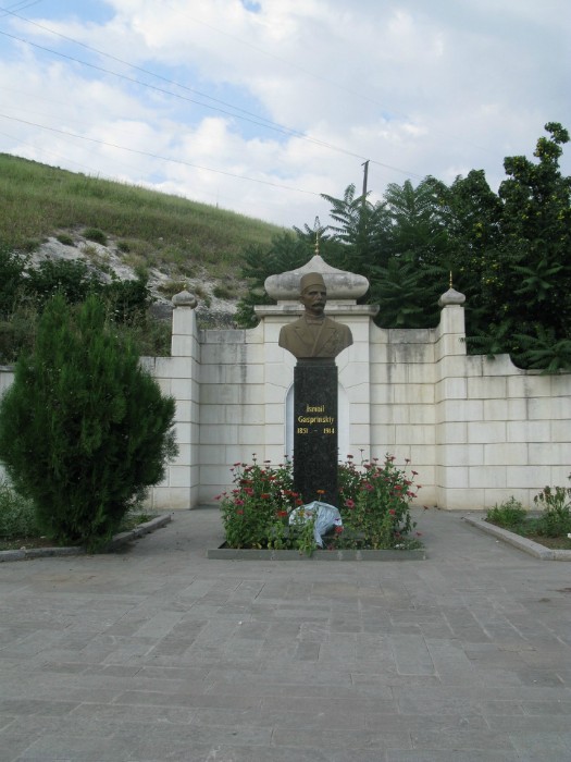 Памятник крымско-татарскому просвятителю Исмаилу Гаспринскому