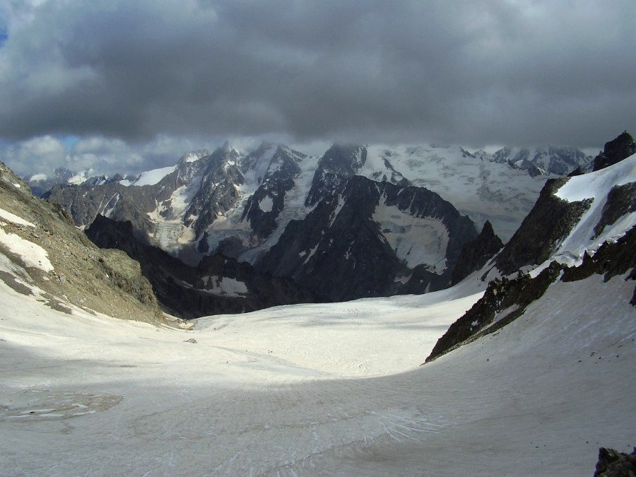 Вид с перевала Голубева на ледник Башиль Северный