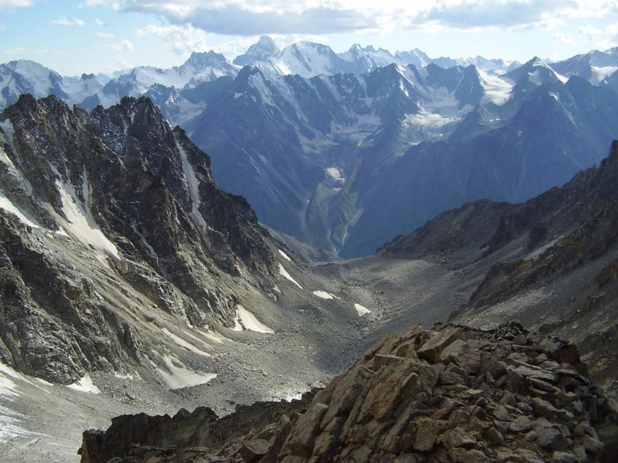 Вид с перевала 30-летия Советского альпинизма в сторону долины Адырсу