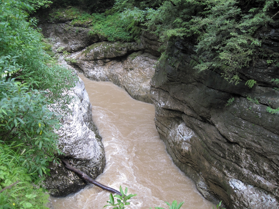 Река Курджипс в скалах Гуамского ущелья