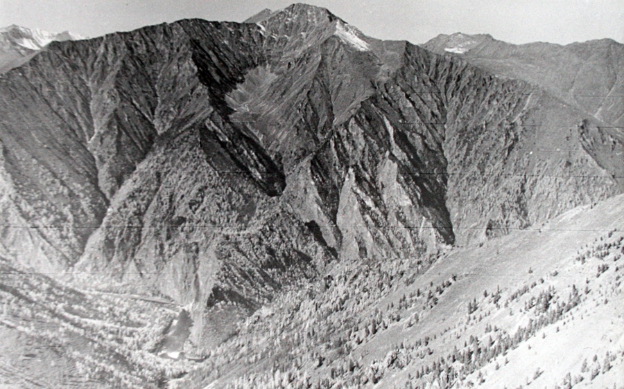 Вид на Оку в районе скалы Каландаришвили и вершину 2837,5 м