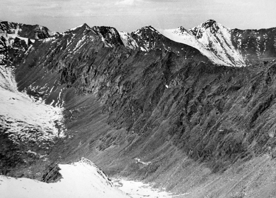 Вид на северо-восток с вершины 2744 м, хребет Кропоткина