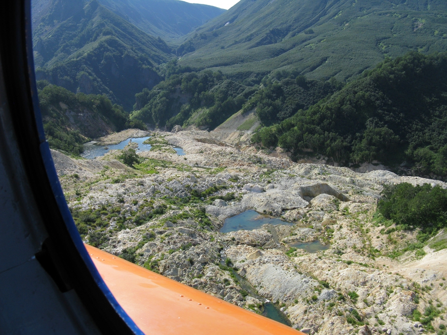 Селевая плотина на реке Гейзерной с вертолета