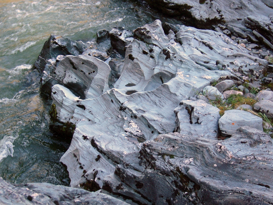 Обработанные водой скалы