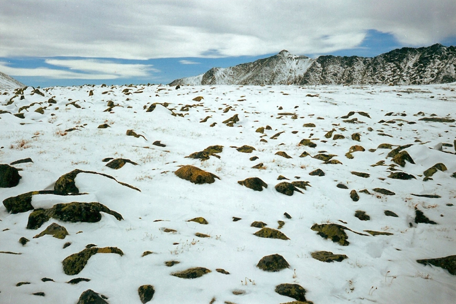 Заснеженное плато перевала Широкий