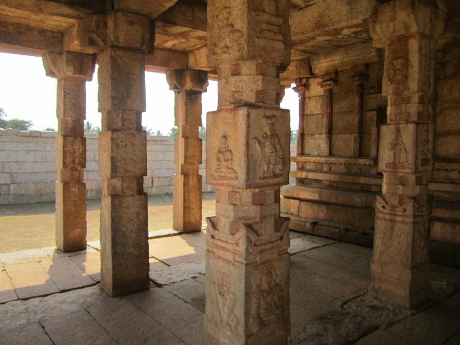 Колонны храма