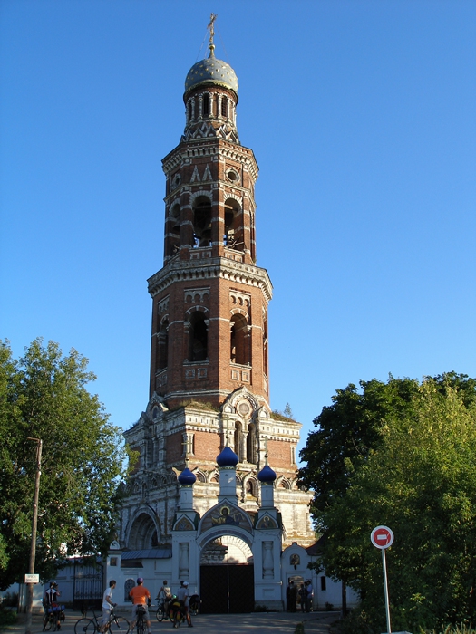 Колокольня и ворота Иоанно-Богословского монастыря в Пощупово