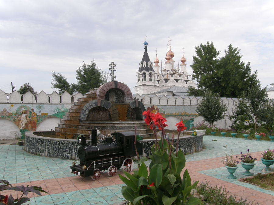 Сад Троицкого монастыря. На заднем плане - Благовещенский монастырь