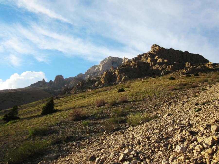 Скалы на склонах долины Эмли