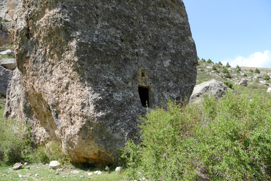 Камень с рукотворной нишей