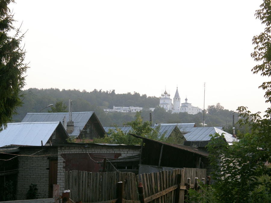 Никольский монастырь над деревянными домиками Гороховца