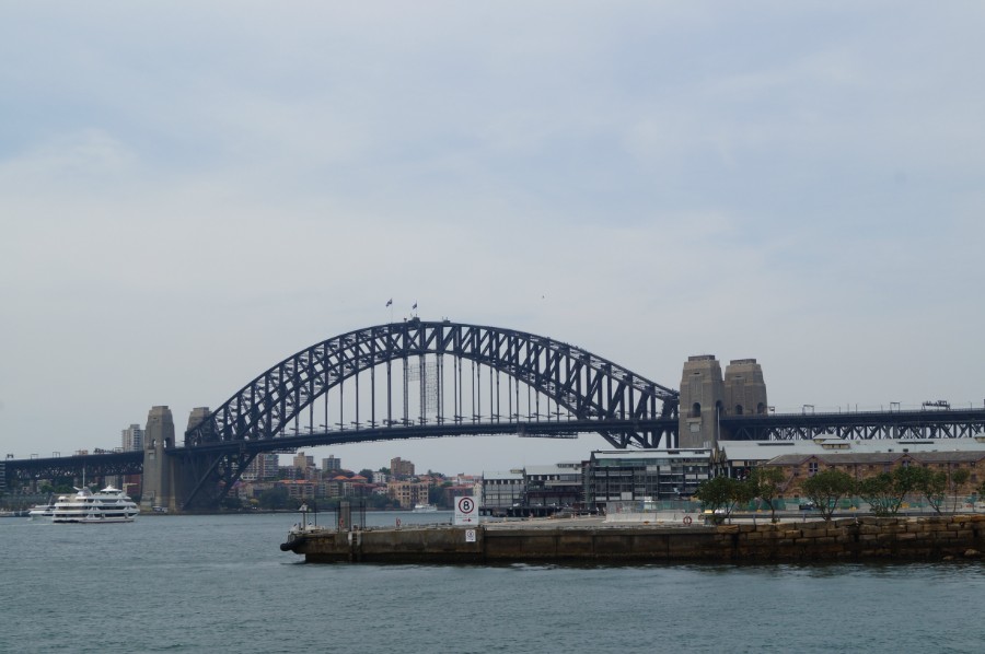 Мост Харбор-Бридж - один из символов Сиднея