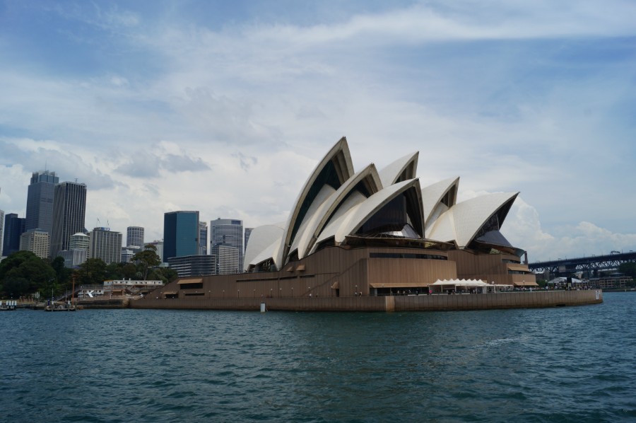 Вид на Сиднейский оперный театр с воды