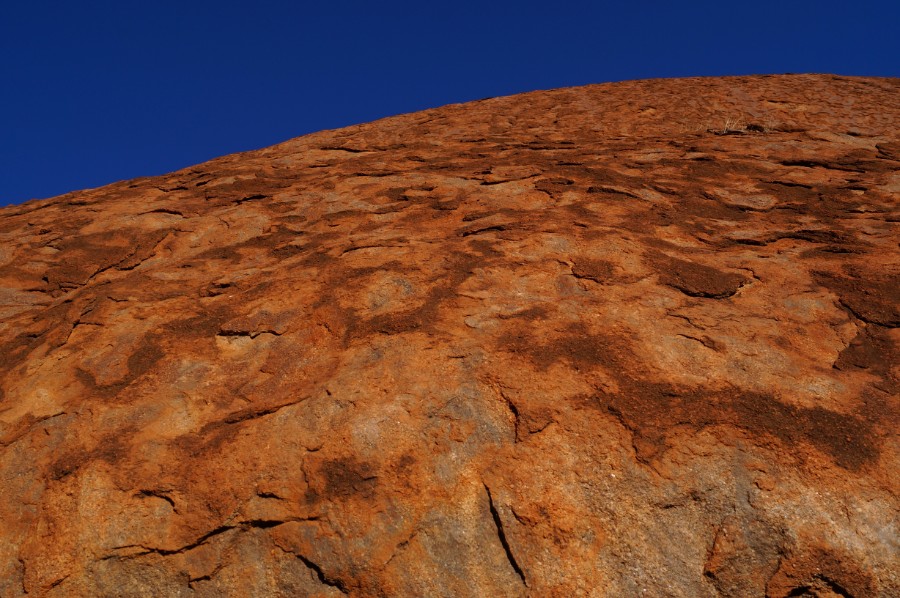 Поверхность скалы чешуйчатая, особенно на солнечных сторонах. Это результат температурных перепадов