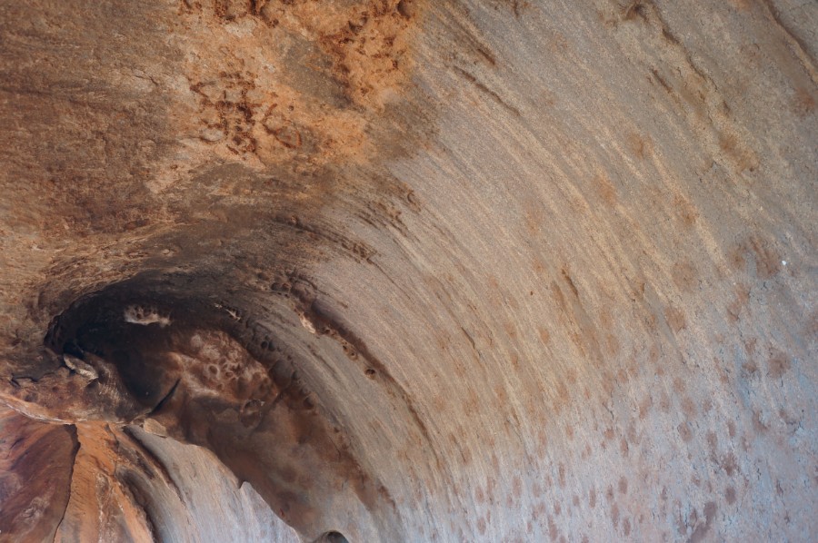 Волнообразные пещерки у основания монолита, фото 4