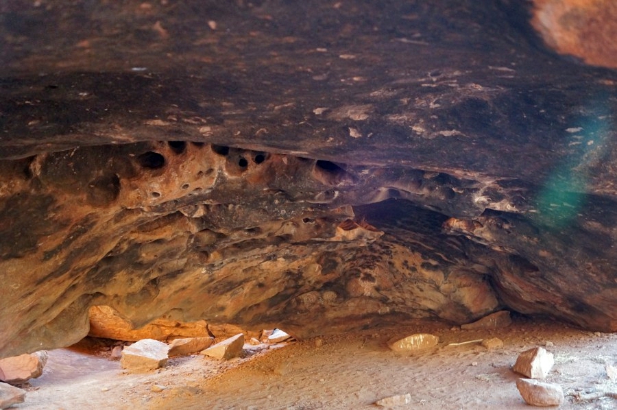 Потолок древней ритуальной пещеры покрыт копотью