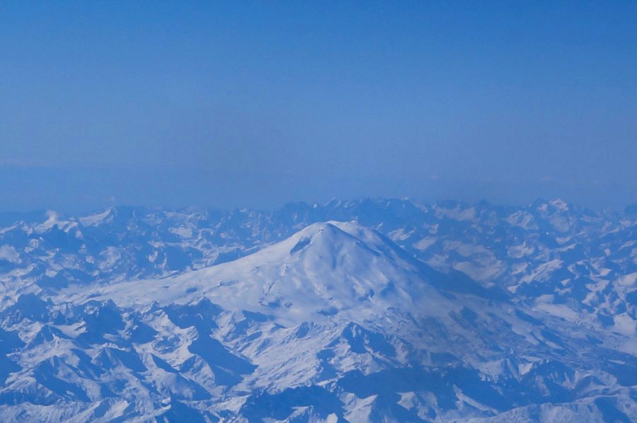 Кавказ по домною, Эльбрус в вышине, парит с самолетом со мной наравне
