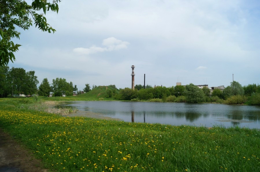 Озеро выкопанное по приказу Шереметьева. Из вынутой земли и дополнительно привезенной, насыпана гора Крутушка.
