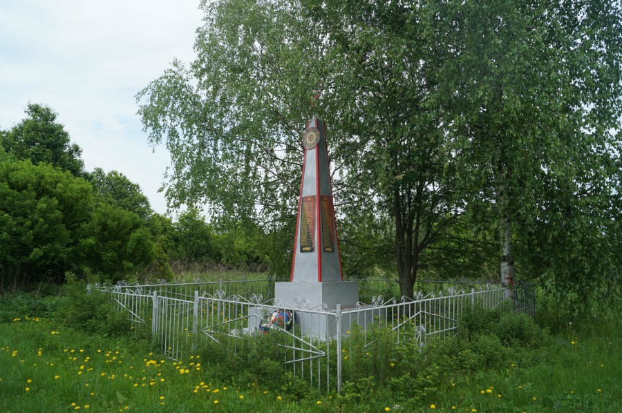 Памятник погибшим на войне в деревне Лазарево
