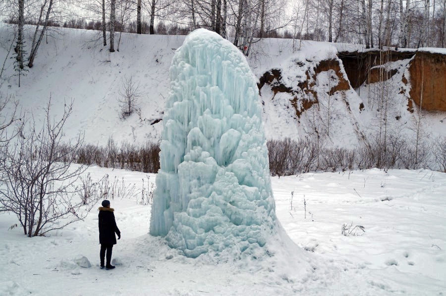 Ледяная елка. Замерзающий зимой фонтан от бьющего родника, фото 1