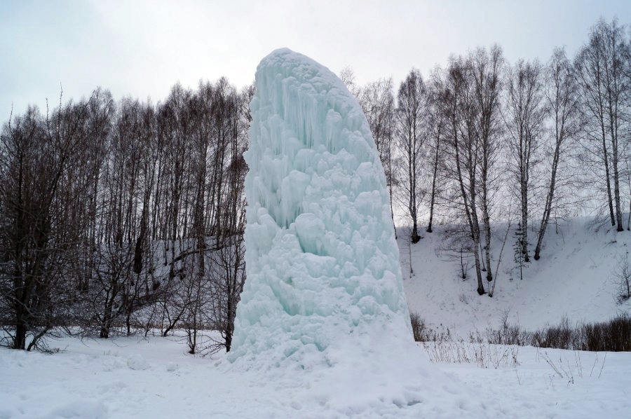 Ледяная елка. Замерзающий зимой фонтан от бьющего родника, фото 2
