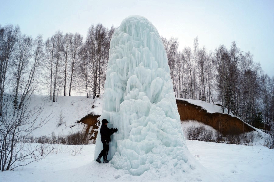 Ледяная елка. Замерзающий зимой фонтан от бьющего родника, фото 3