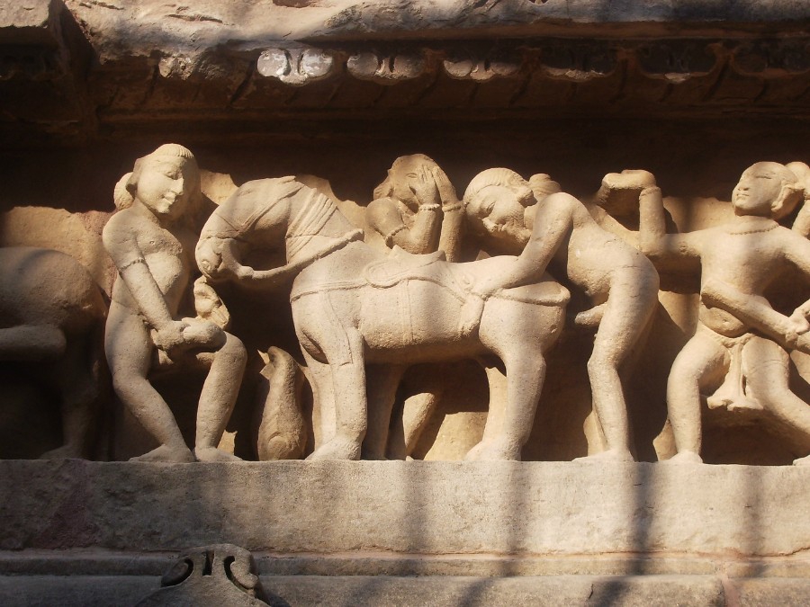 Храмы Кхаджурахо (Khajuraho). Фрагмент барельефов с сексуальными сценами в Lakshmana Temple