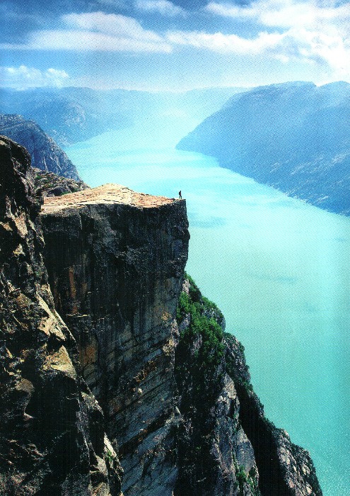  (. Preikestolen)