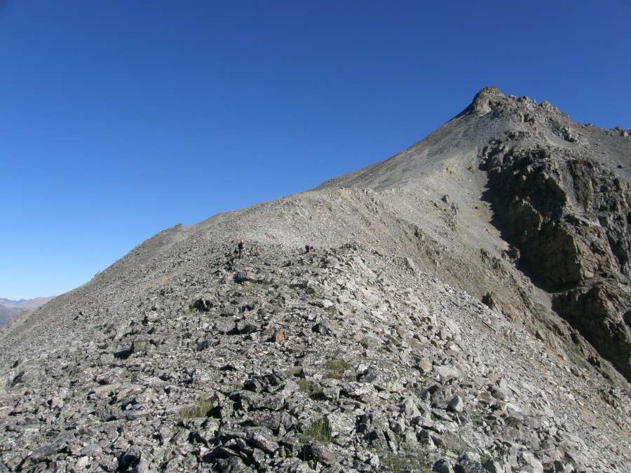 Вид с перевала Ржавый на начало скального гребня Кертмели-Баши