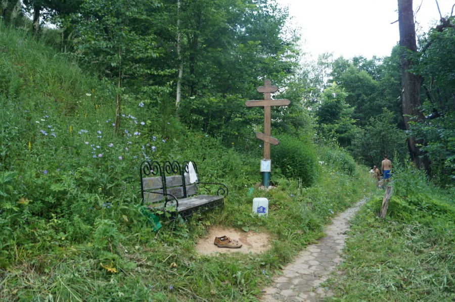 Скамейка и крест около Святого родника Нечаянная радость