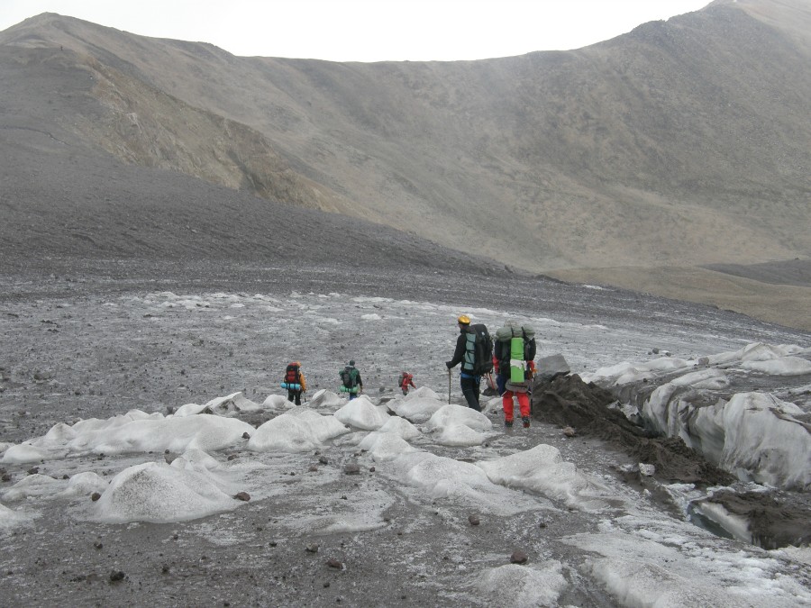 Спуск с перевала Фрунзе, ледник Уллучиран. Фото 5