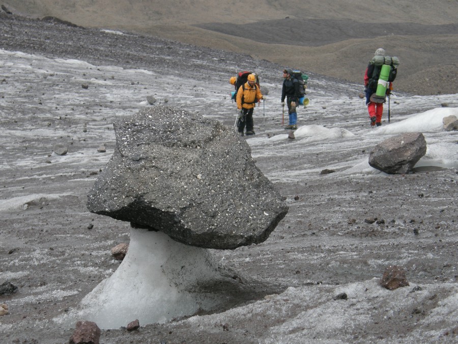 Спуск с перевала Фрунзе, ледник Уллучиран. Фото 6