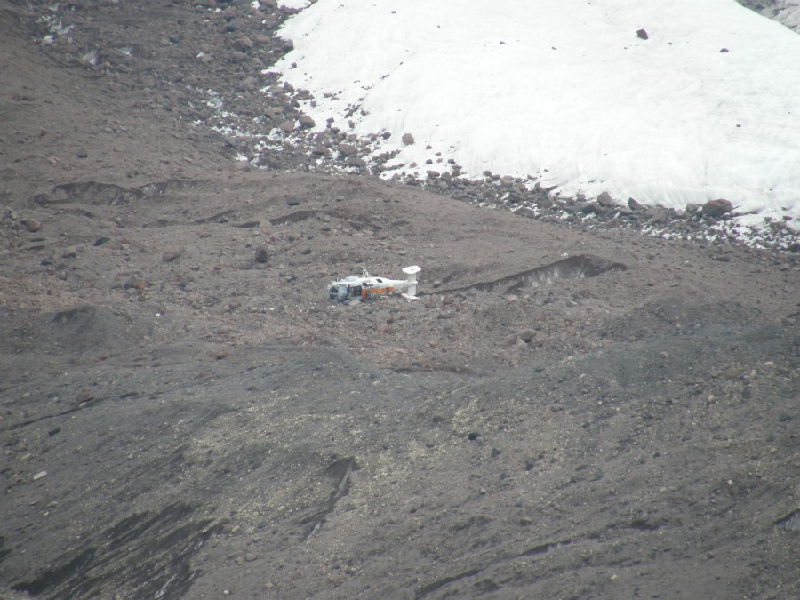 Вертолёт на боковой морене ледника Уллучиран