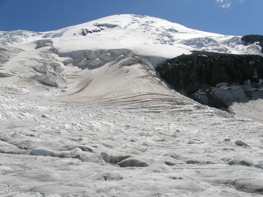 Вид с ледника Карачаул на западную вершину Эльбруса