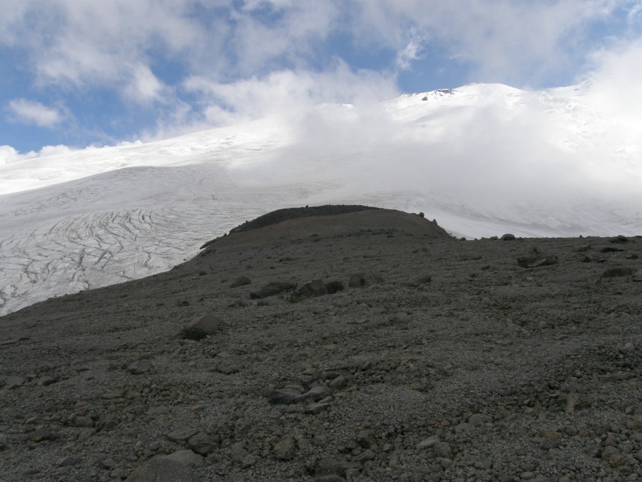 Моренный вал, разделяющий ледники Карачаул и Уллукол, фото 4