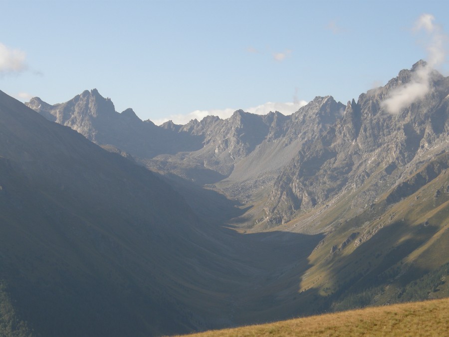 Вид на долину Кичкинекола Уллухурзукского с хребта Садырляр