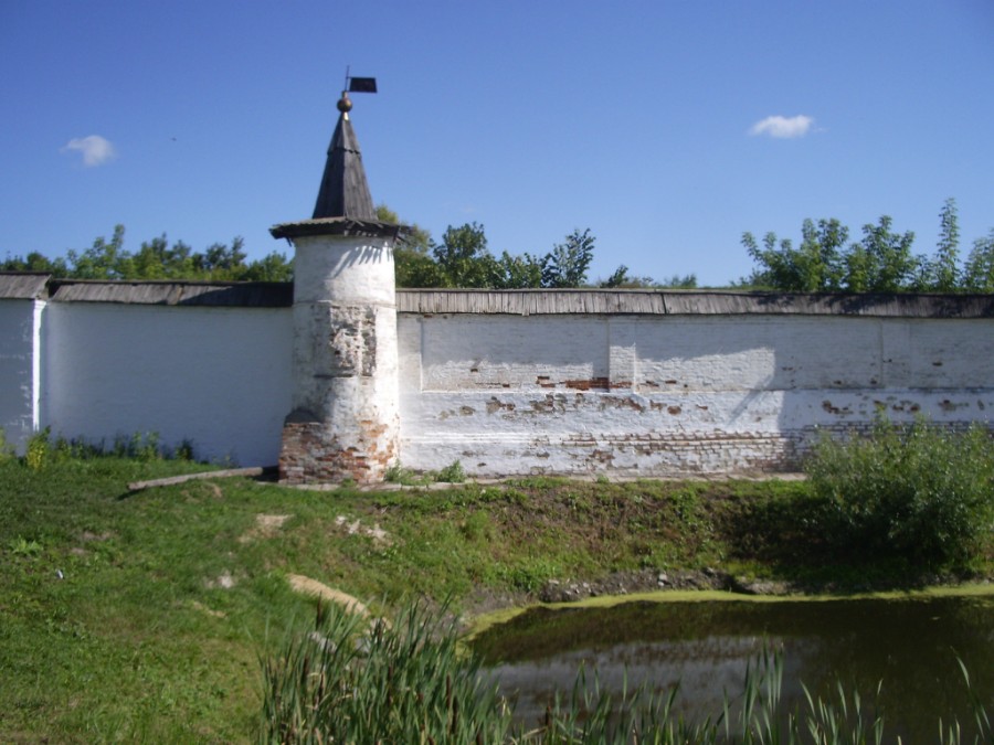 Стены монастыря