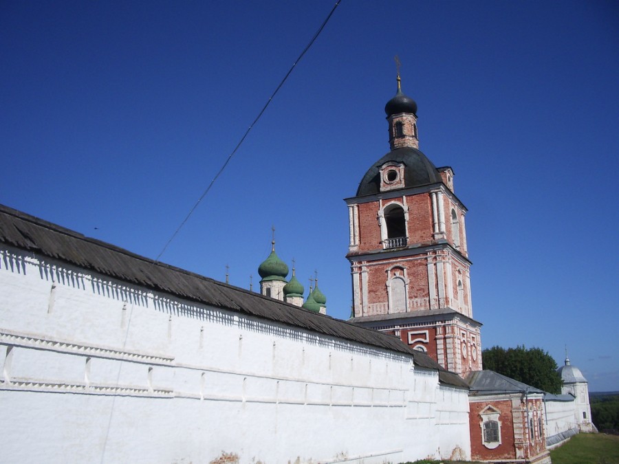 Стены Горицкого Успенского монастыря и Богоявленская церковь-колокольня