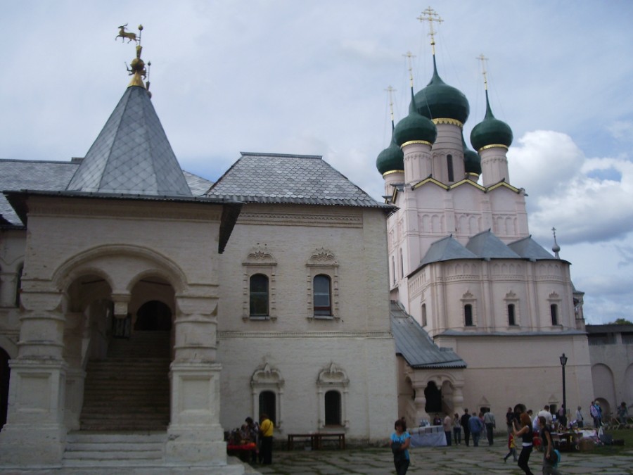 В Ростовском кремле. Справа - надвратная церковь Иоанна Богослова 