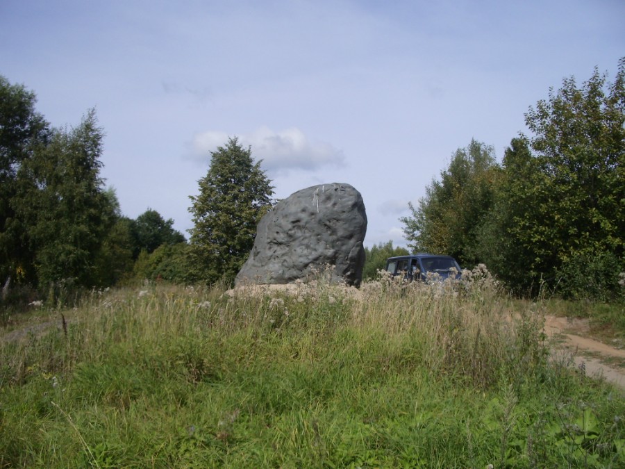 Камень установлен у места подвига И. Сусанина