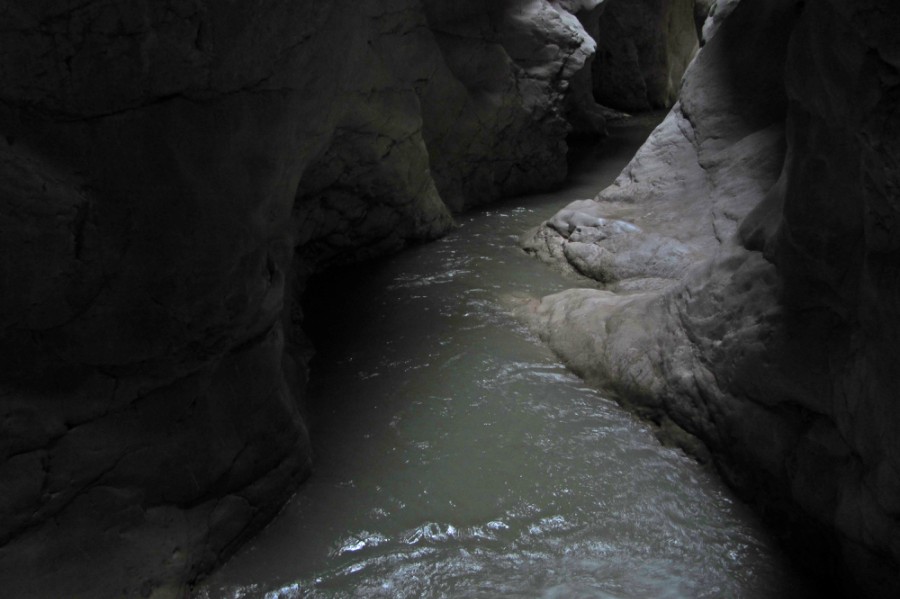 Река меж скальных "лап"