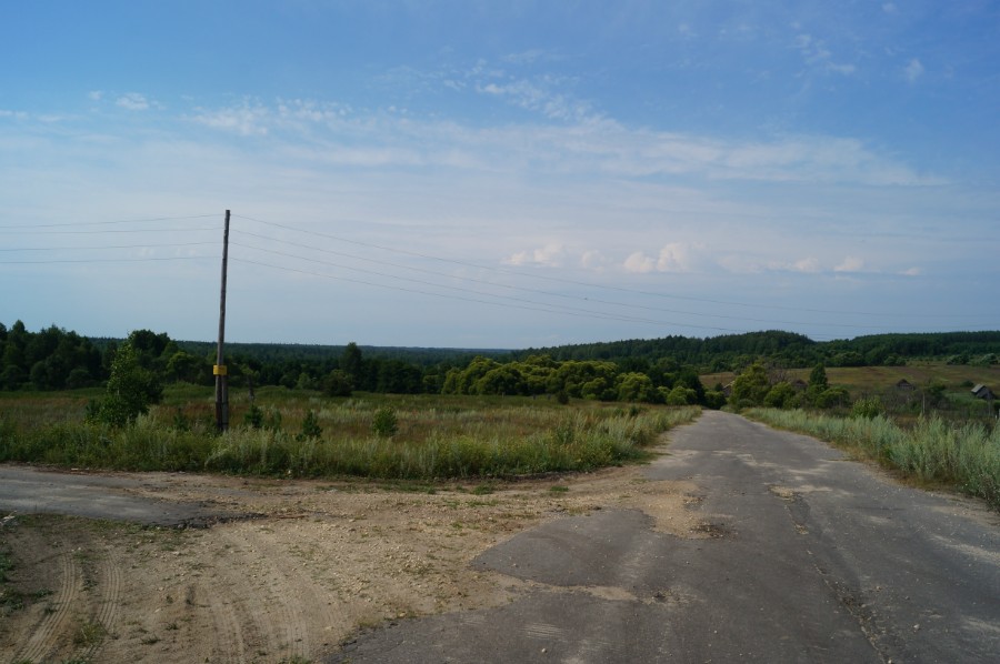 Впереди видна деревня Кавлей, налево поворот на урочище Моляны
