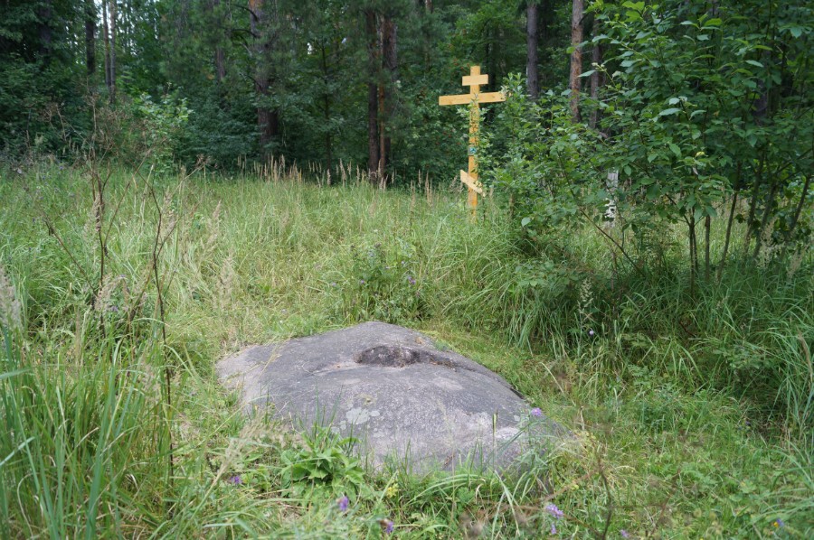 Первый взгляд на древнее мордовское святилище -огромный валун,с названием Грановой, или Молянский камень