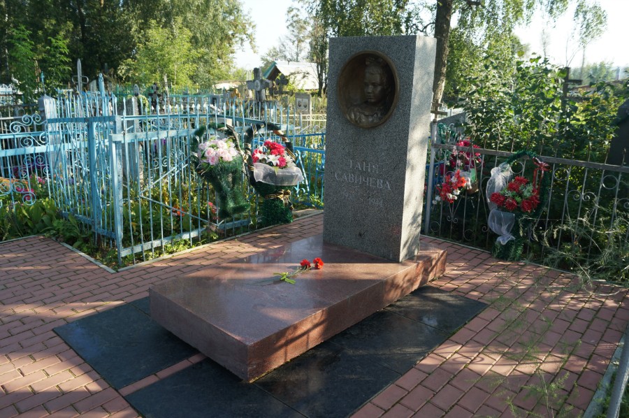 Могила ленинградской пионерки Тани Савичевой в Шатках. Фото 1