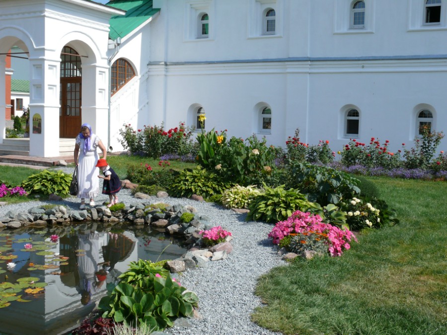 Муром. Спасо-Преображенский монастырь. Цветник и водоем