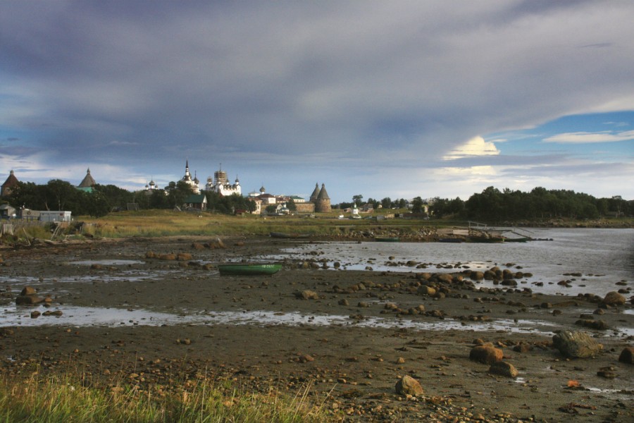 Вид на монастырь во время отлива